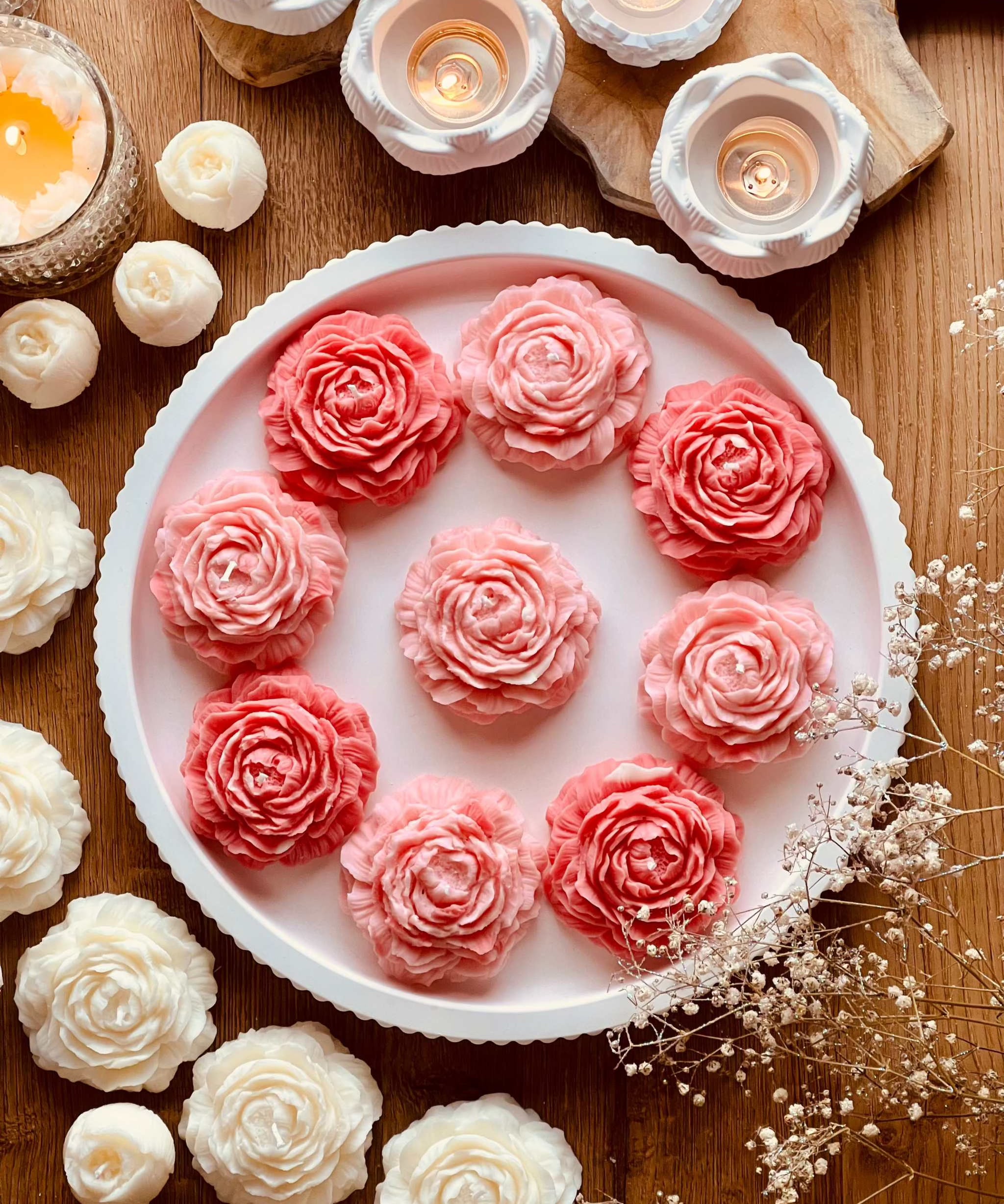 
Handgegossene rosa Rapswachskerze in natürlicher Rosenform – ein nachhaltiges und romantisches Geschenk für jede Gelegenheit. Die Kerzen werden mit handgemachten, weissen Tabletts aus Giesskeramik zum Blickfang.