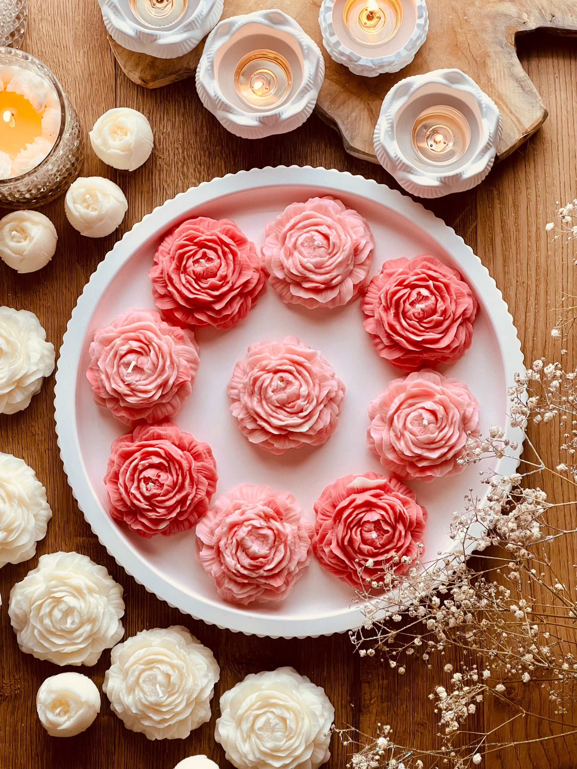 
Handgegossene rosa Rapswachskerze in natürlicher Rosenform – ein nachhaltiges und romantisches Geschenk für jede Gelegenheit. Die Kerzen werden mit handgemachten, weissen Tabletts aus Giesskeramik zum Blickfang.