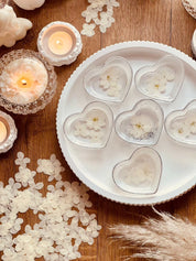 Herzförmige Schmuckschalen aus weißem Resin mit silbernen Details und getrockneten Blumen als handgemachte Unikate