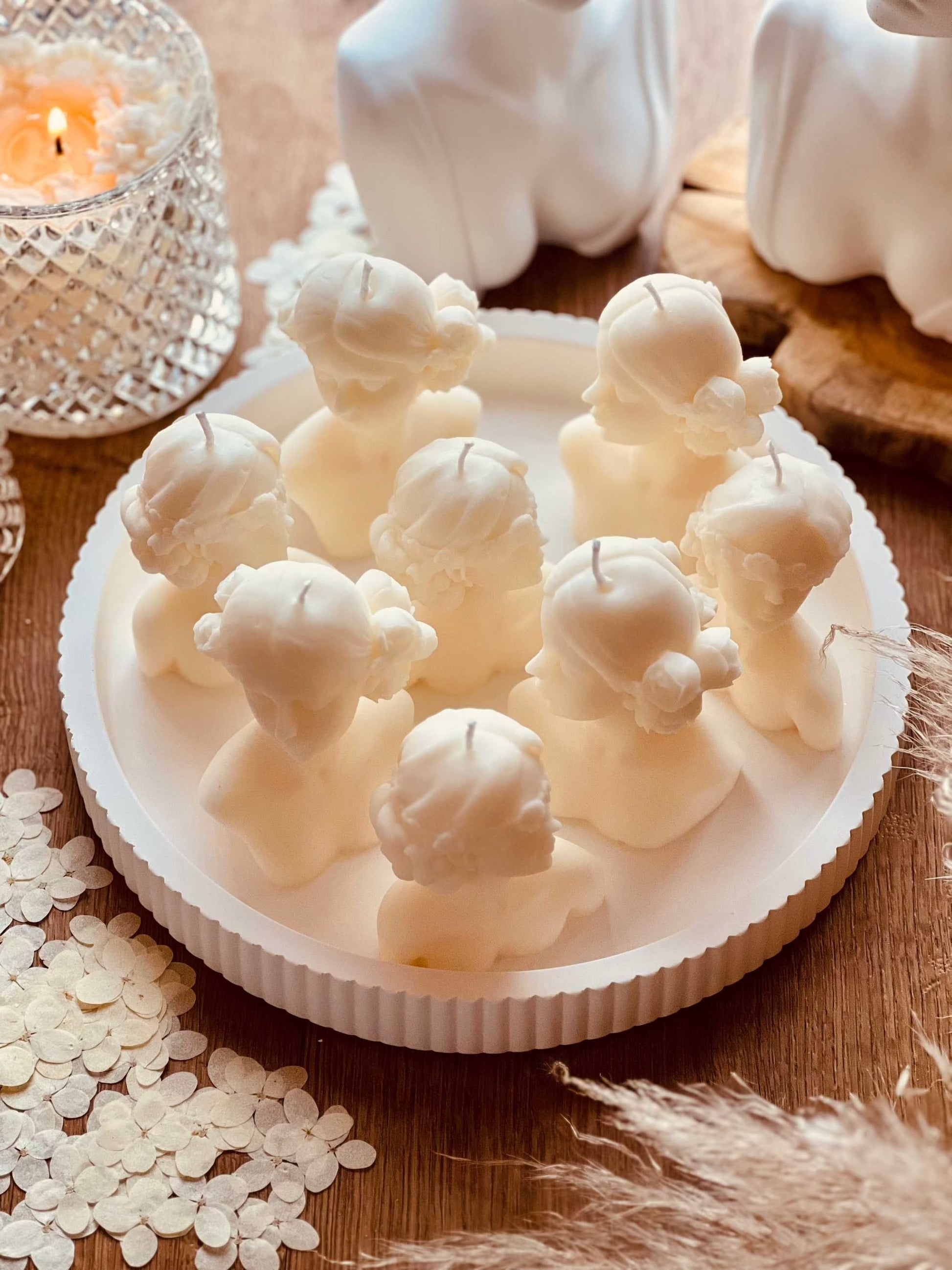 Vegane Rapswachskerze in besonderem Design, handgemacht und ideal als nachhaltiges Geschenk oder modernes Wohn-Accessoire.

Einzigartige Rapswachskerze in kreativer Form – handgegossen und ideal als nachhaltiges Geschenk oder Dekoration.