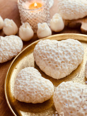 Herzkerze mit eingearbeiteten Blüten, handgefertigt und detailreich – ein romantisches Geschenk und natürlicher Hingucker