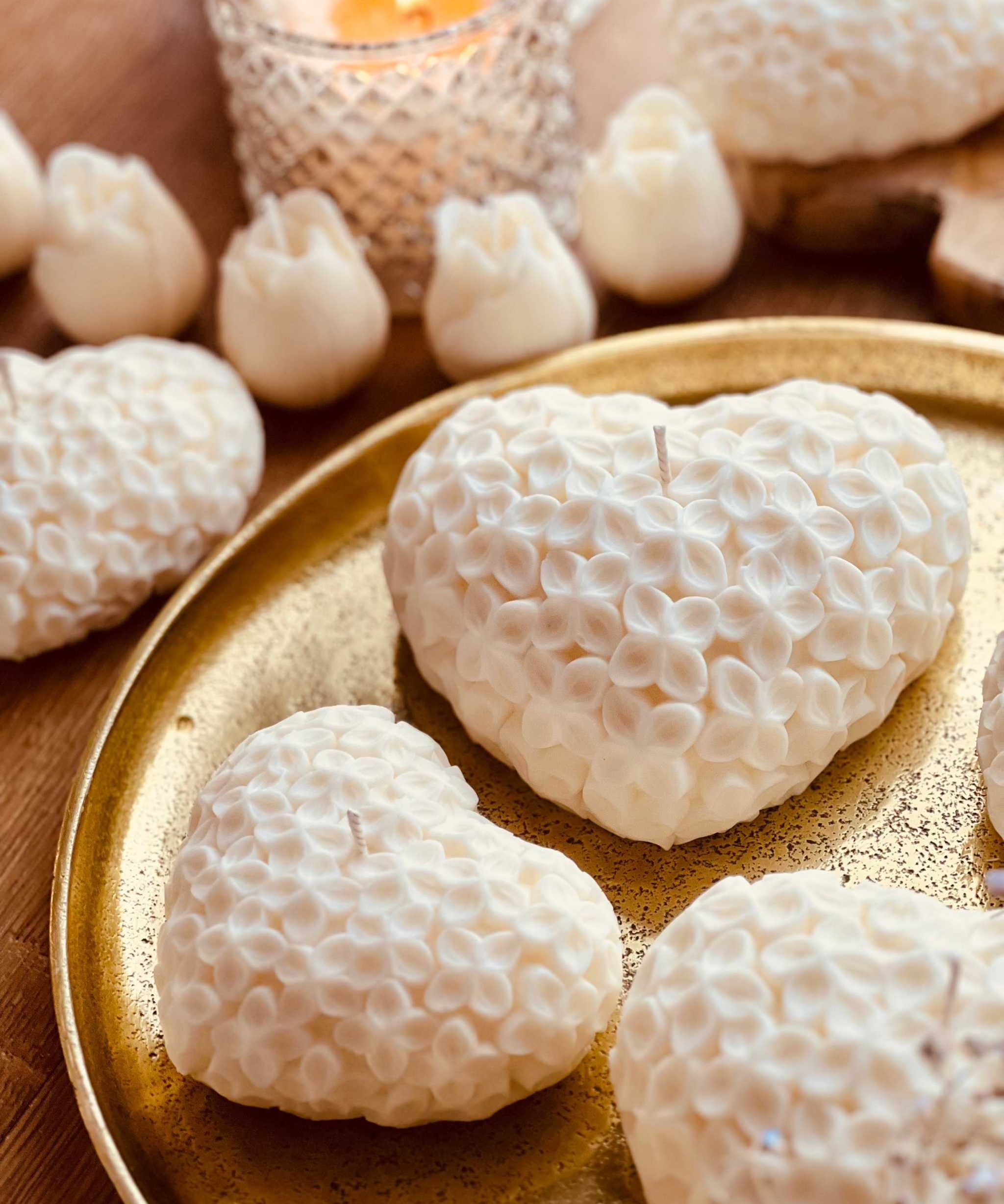 Herzkerze mit eingearbeiteten Blüten, handgefertigt und detailreich – ein romantisches Geschenk und natürlicher Hingucker