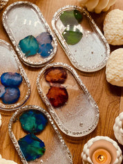 Handgemachte Schmuckschalen aus Resin mit Silberrand und bunten Rosenblättern als dekorative Unikate