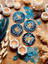 4 Untersetzer aus Resin in Blau und Weiss mit Gold