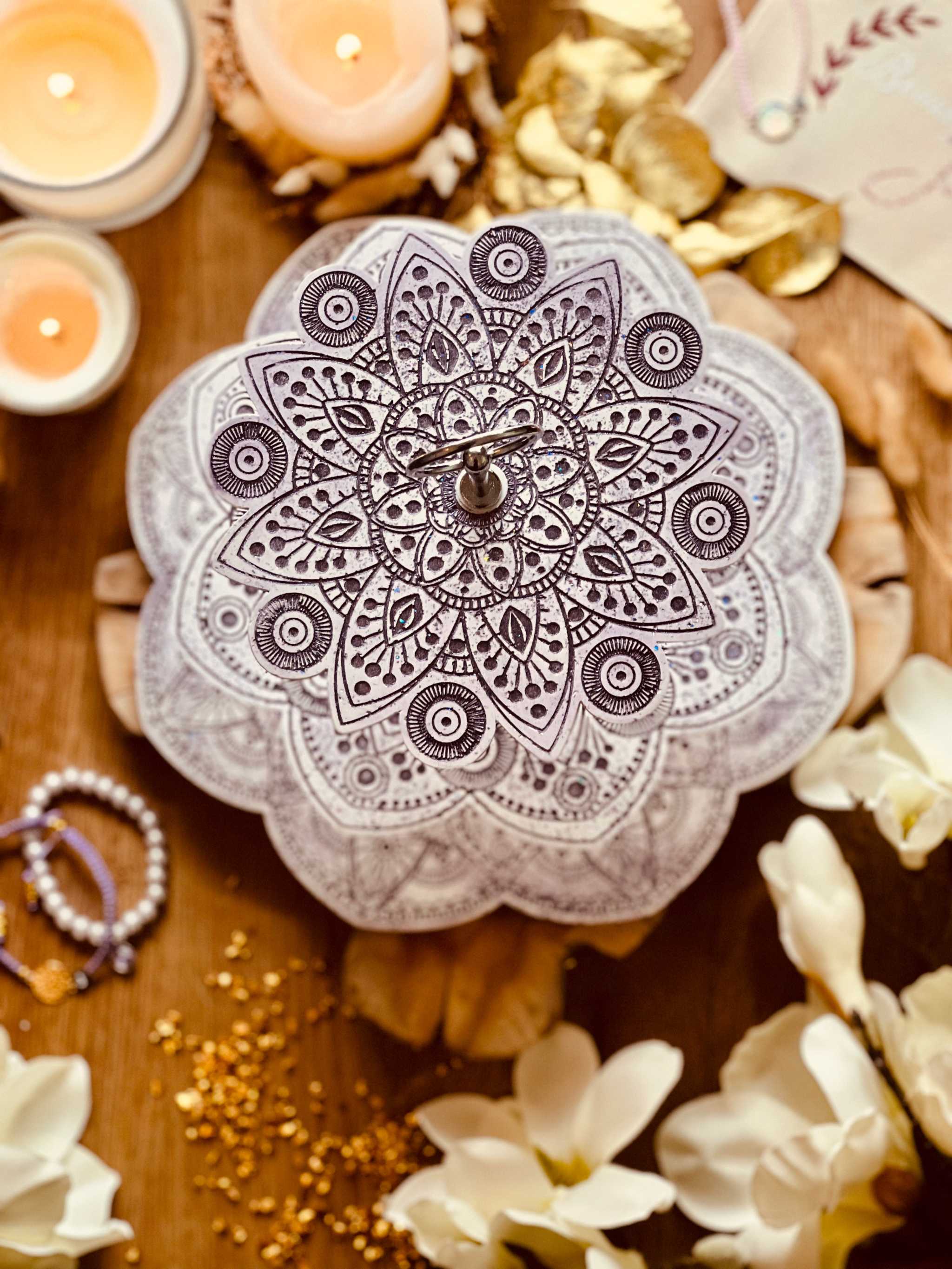 Stilvolle Mandala Etagere mit violetten Glitzerakzenten, gefertigt aus Keramik. Perfekt als Geschenk oder für elegante Tischdekoration.kunstvolle Giesskeramik Etagere mit Mandala weisse Deko