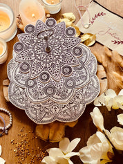 Elegante Keramik Etagere mit Mandala-Muster und funkelnden violetten Glitzerakzenten. Ideal für Hochzeiten, Partys oder als stilvolles Geschenk.weisse Deko Etagere im Mandala Design aus Giesskeramik