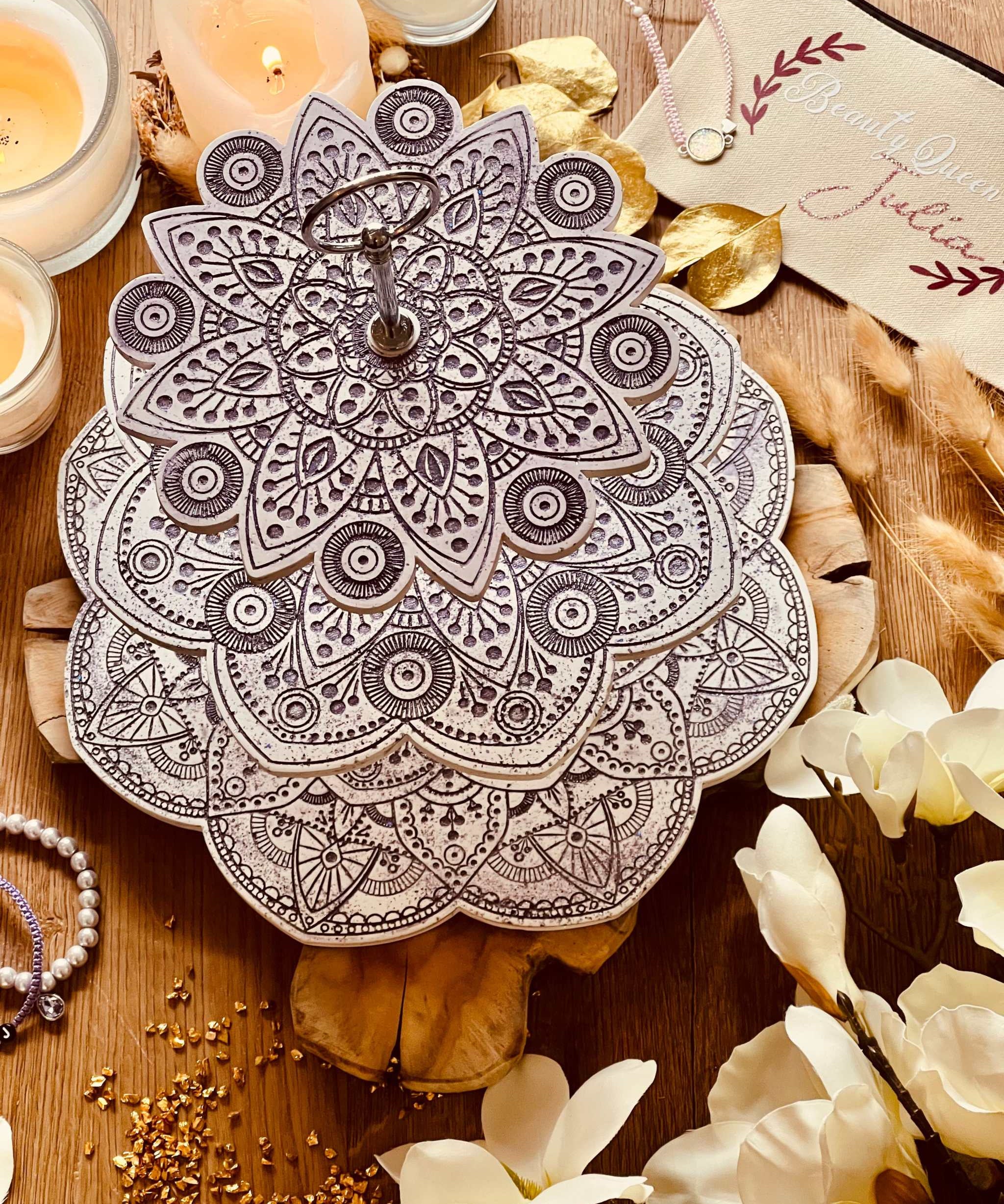Elegante Keramik Etagere mit Mandala-Muster und funkelnden violetten Glitzerakzenten. Ideal für Hochzeiten, Partys oder als stilvolles Geschenk.weisse Deko Etagere im Mandala Design aus Giesskeramik