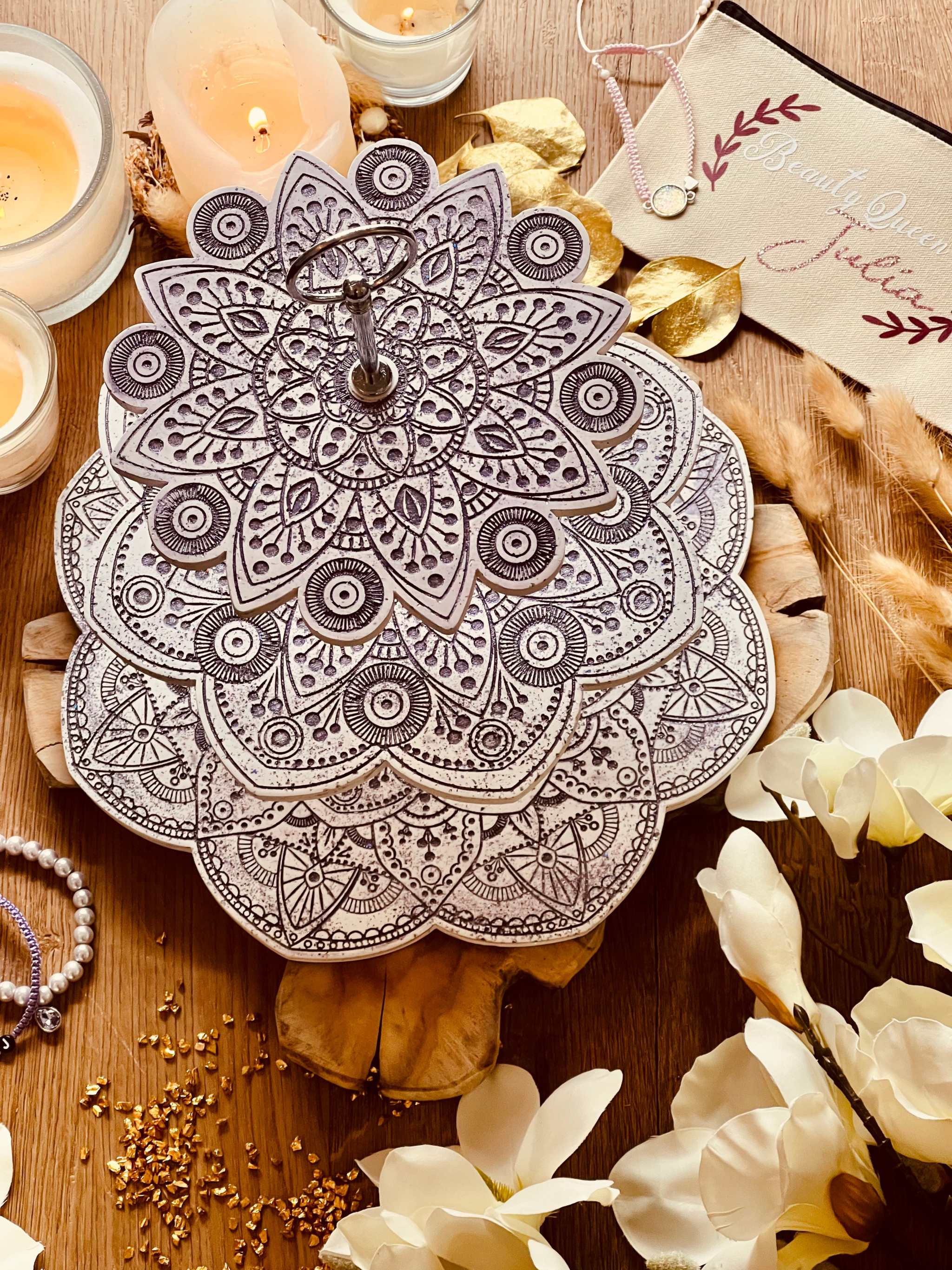 Elegante Keramik Etagere mit Mandala-Muster und funkelnden violetten Glitzerakzenten. Ideal für Hochzeiten, Partys oder als stilvolles Geschenk.weisse Deko Etagere im Mandala Design aus Giesskeramik