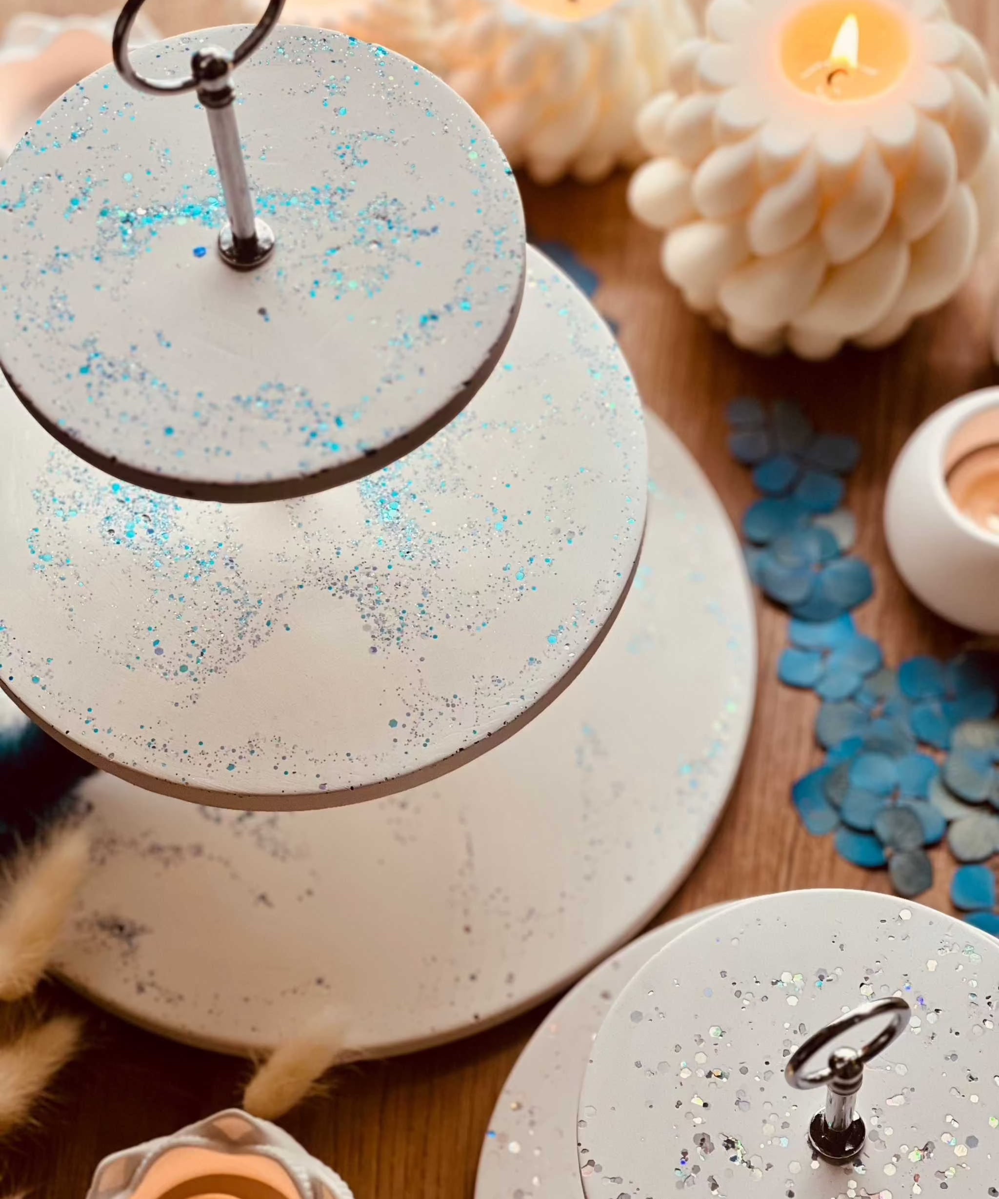 Handcrafted white ceramic tiered stand with glitter highlights, available in two sizes, ideal for stylish table decoration and gifts.weisse Deko Giesskeramik Etagere mit schimmerndem Look